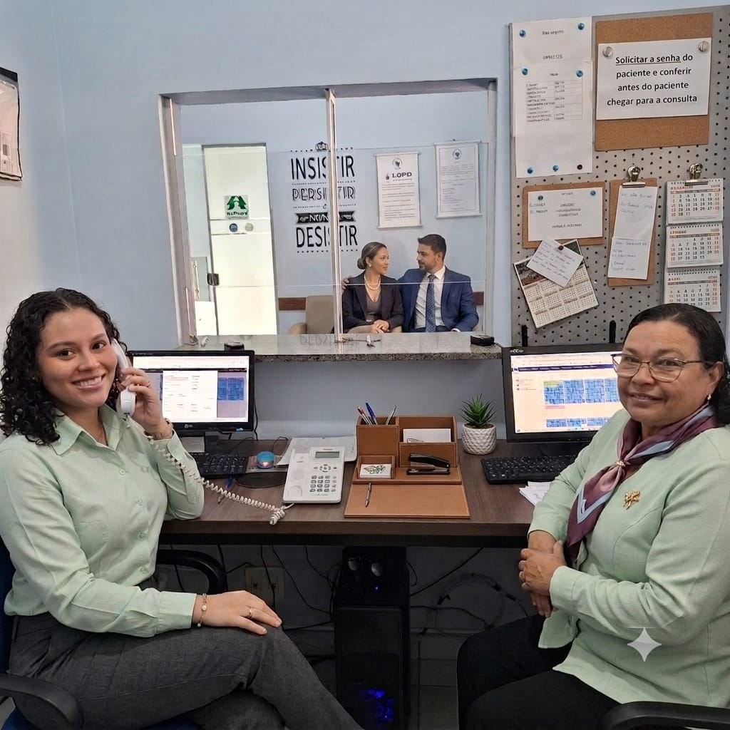 Equipe da recepção do Núcleo de Fisioterapia Mais Saúde